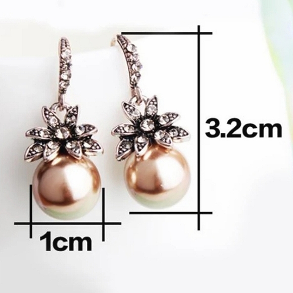 Fashion Imitation light brown pearl earrings with inlaid rhinestones. - Picture 4 of 5